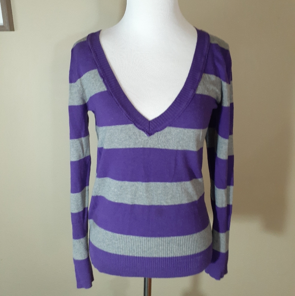 🐇Stripped V-Neck Sweater by SO🐇